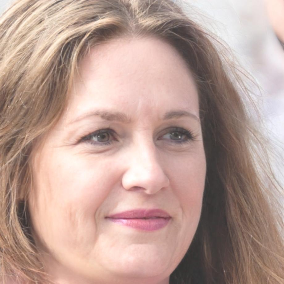 Experte financière présentant une analyse détaillée