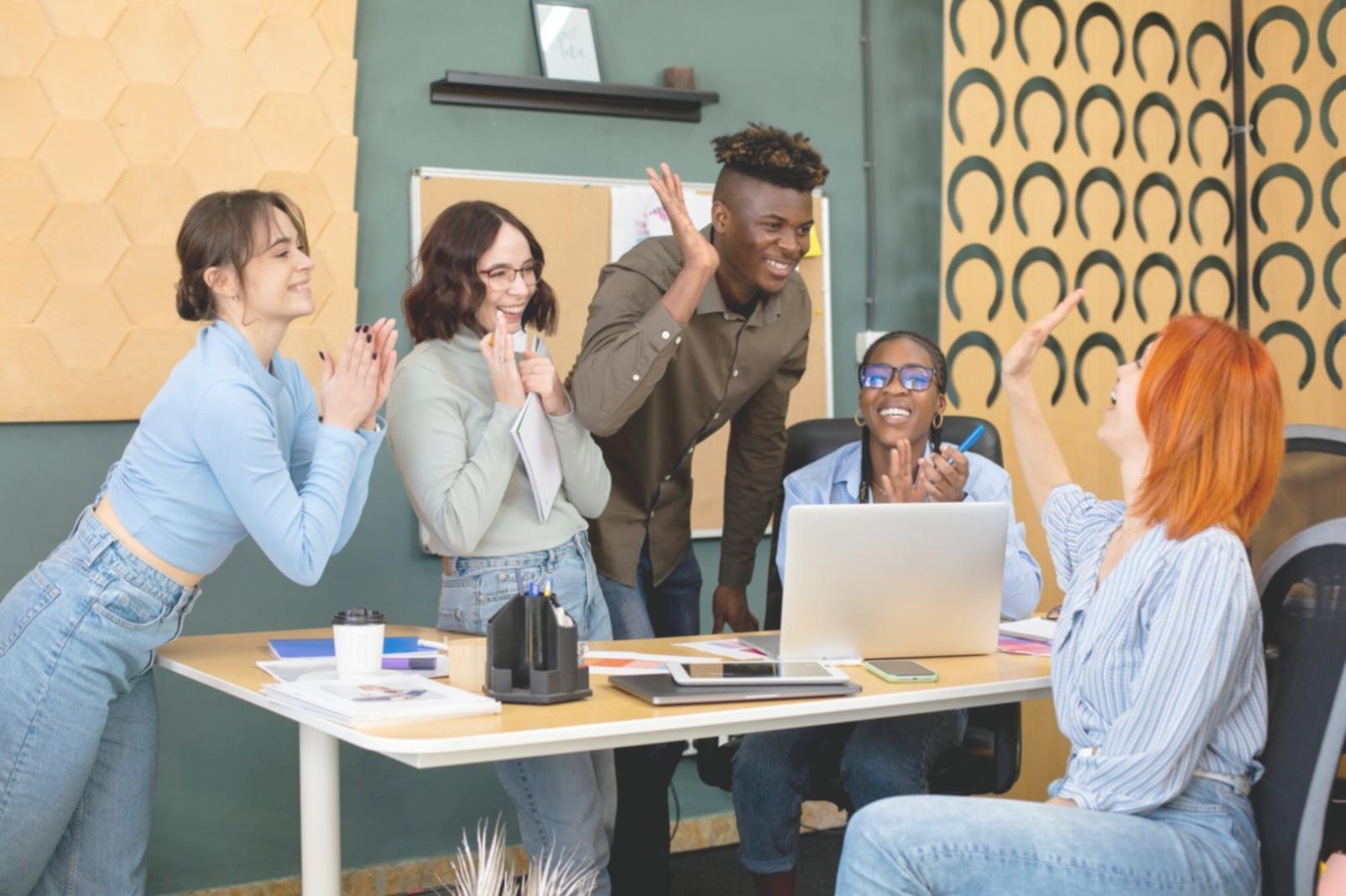 Professionnel analysant des données financières sur écran
